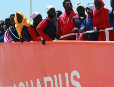 Ανοικτά της Λιβύης παραμένει το πλοίο Aquarius με 141 πρόσφυγες και μετανάστες